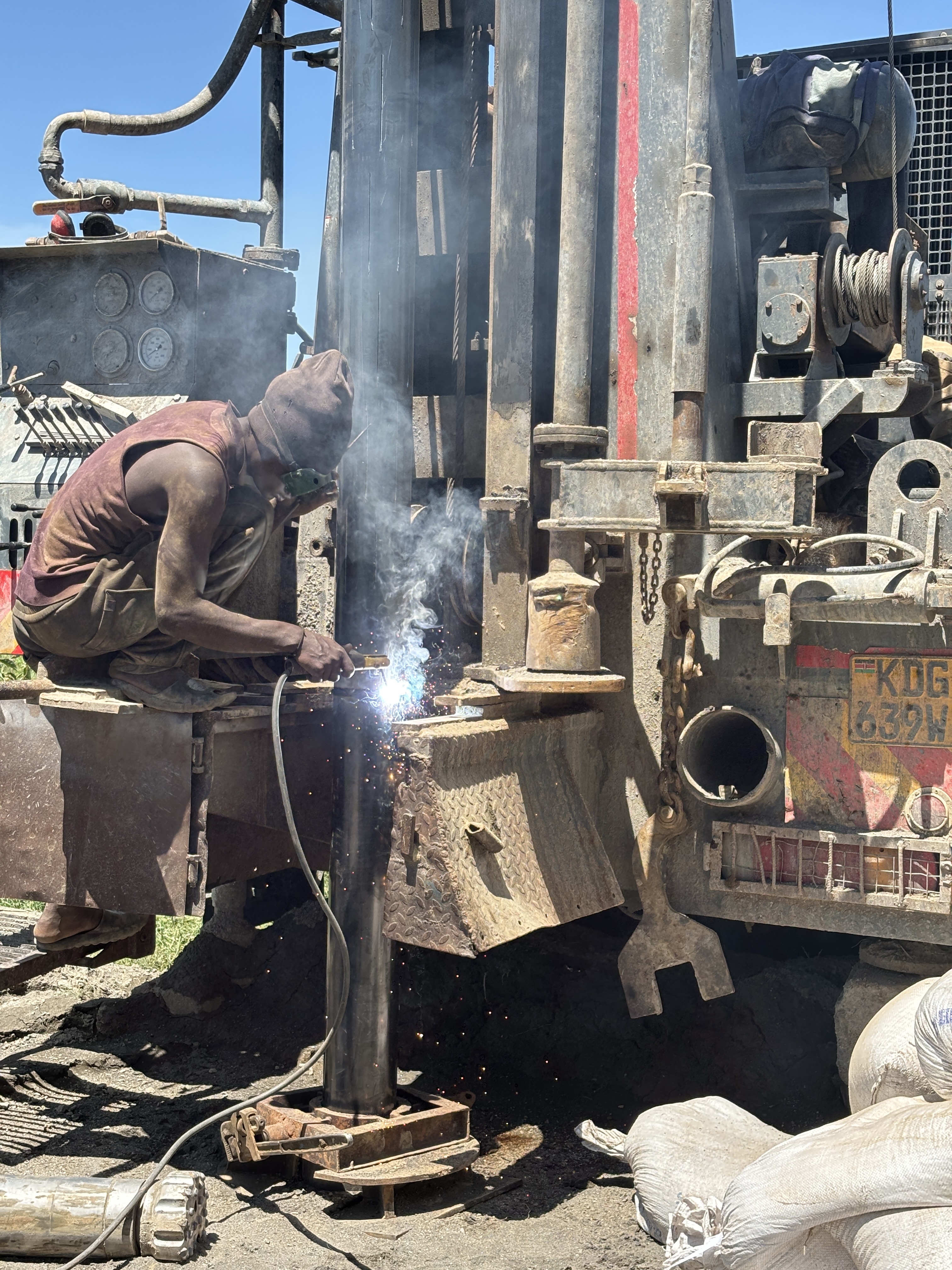 Welding casing on Miti Mingi borehole rig